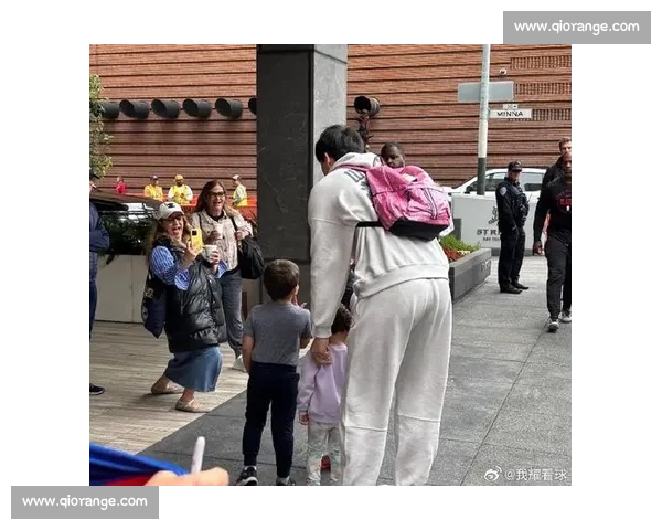 一身白配粉书包!杨瀚森登机赴客场 一身白配粉书包!杨瀚森登机赴客场
