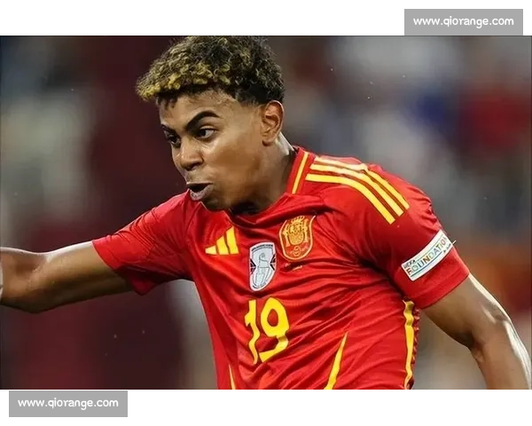 从球童到巨星:亚马尔与 C 罗的时光对话 从球童到巨星:亚马尔与 C 罗的时光对话