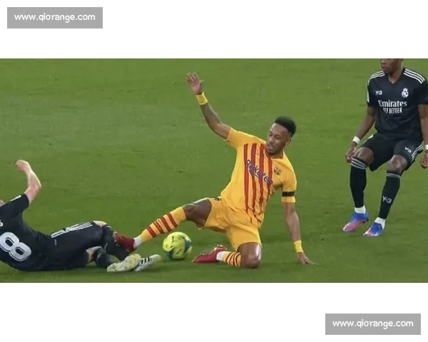 国家德比温情瞬间:佩德里与维尼修斯的对抗与尊重 国家德比温情瞬间:佩德里与维尼修斯的对抗与尊重