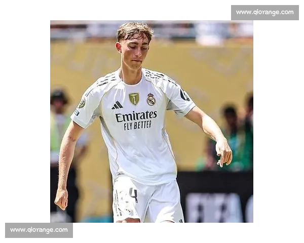 德比赢球!赫伊森父子鸣笛与皇马球迷共庆 德比赢球!赫伊森父子鸣笛与皇马球迷共庆